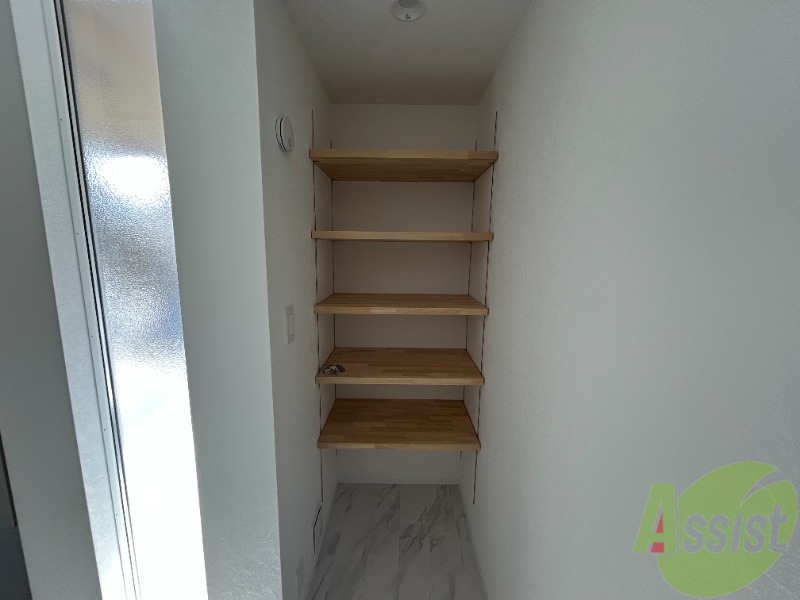 収納　玄関横に収納がございます。靴以外にも物が置けそうですね。