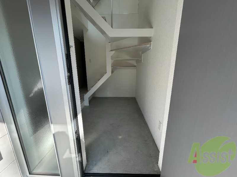 玄関　玄関からはこんな感じ。二階に上がる螺旋階段がございますね。