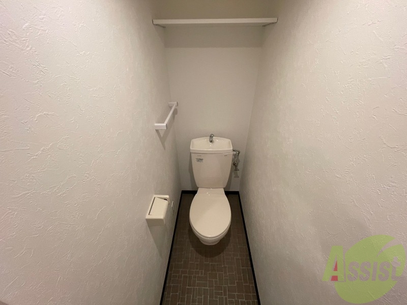 トイレ　トイレです。タオル掛けもついて便利ですね