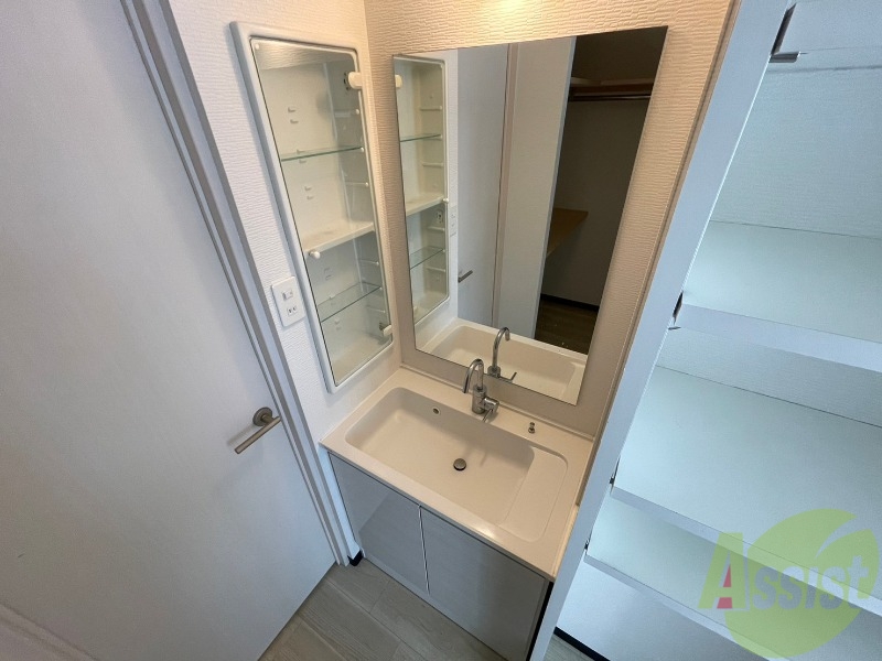 洗面設備　大きくて使いやすそうな独立洗面台になっています。