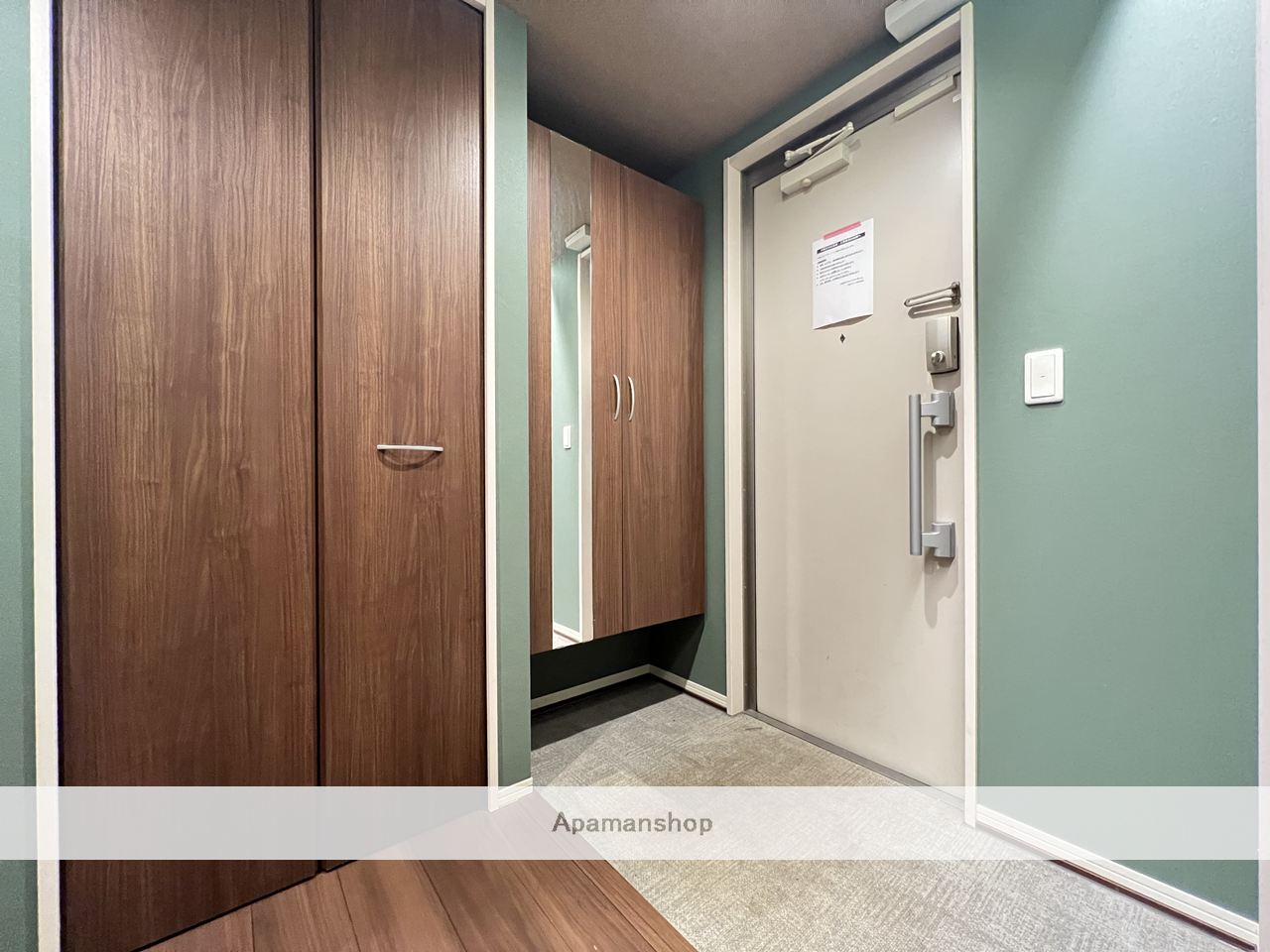 玄関　※同物件、別部屋の写真です。