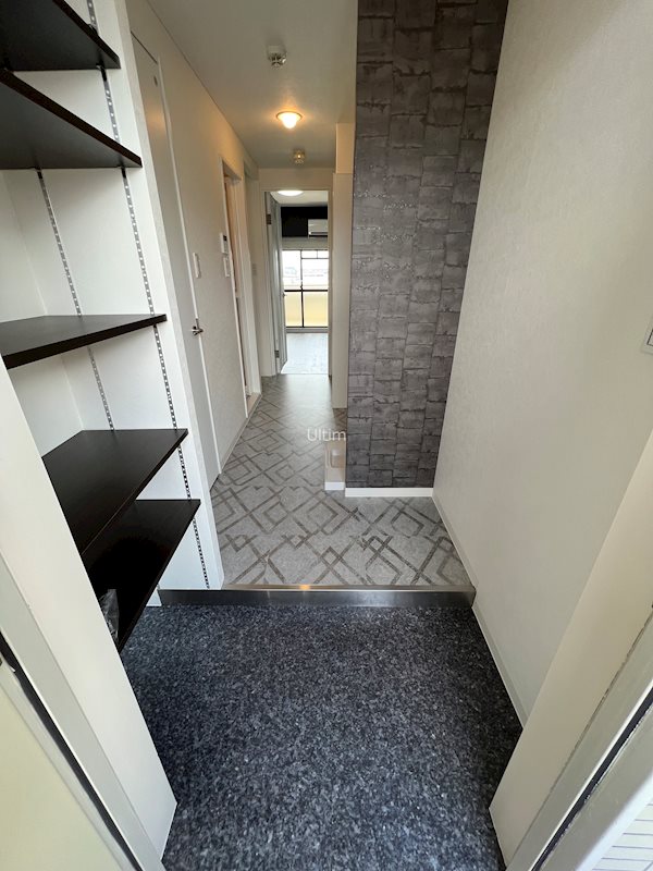 玄関　全て違うお部屋（同じ間取り）の写真、内装の雰囲気は大きく異な