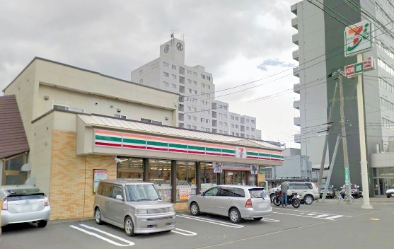 コンビニ　セブンイレブン（コンビニ）まで378m
