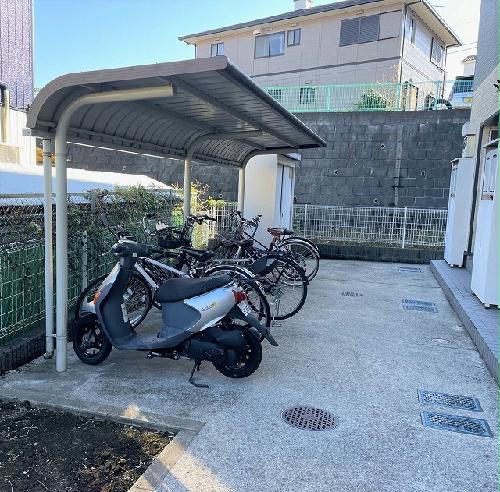 その他共有部分　屋根付き駐輪場完備