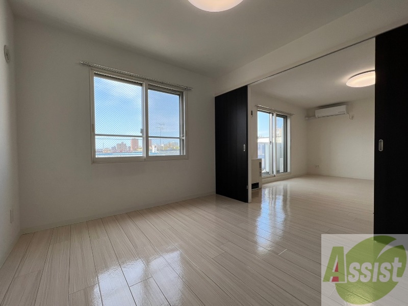 その他部屋・スペース　洋室は白いクロスにブラウンの建具が映えますね～