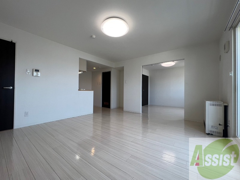 居室・リビング　リビングは白を基調としていて明るい印象ですね！