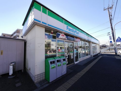 コンビニ　ファミリーマート六会日大駅前店（コンビニ）まで534m