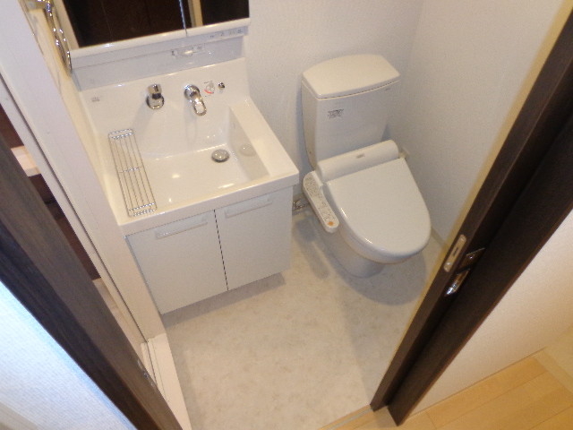 洗面設備　シャワー付き洗面台で忙しい朝もバッチリで～す。清掃済みで綺麗