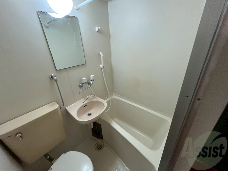 バス・シャワールーム　こちらはお風呂。一日の疲れをここで癒してください。