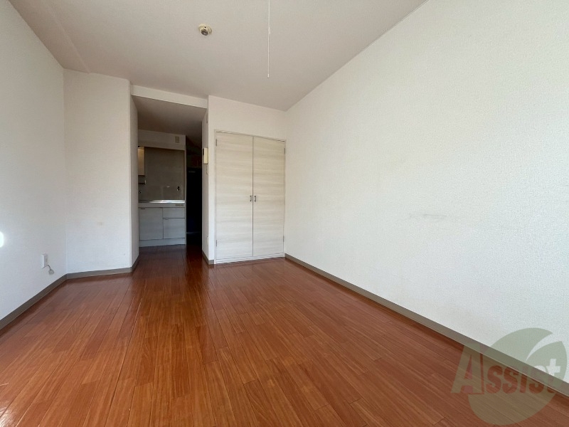 その他部屋・スペース　８帖の洋室です。広々として、きれいですね。