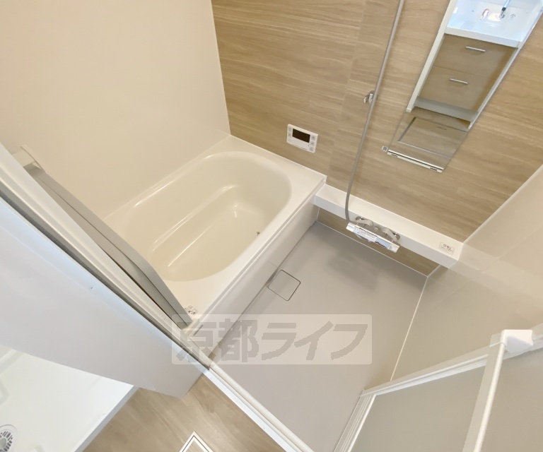 バス・シャワールーム　アクセントパネルがお洒落な浴室です。