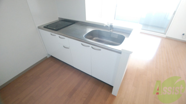 キッチン　システムキッチンです。洗い場が広くて使いやすそうです。