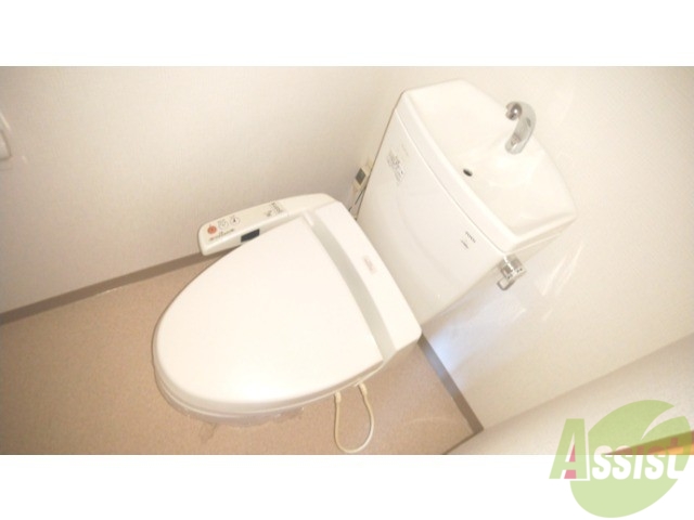 トイレ　ウォシュレット機能付きです。シャワートイレは便利です。