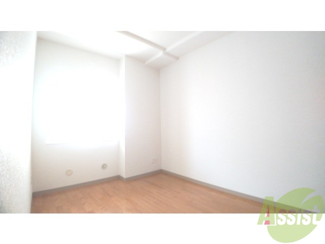 その他部屋・スペース　こちらは寝室としてよさそうな５．２帖洋室です