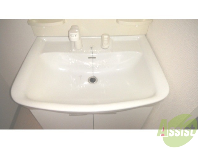 洗面設備　独立洗面台です。朝の身支度が楽しくなりそうですね。