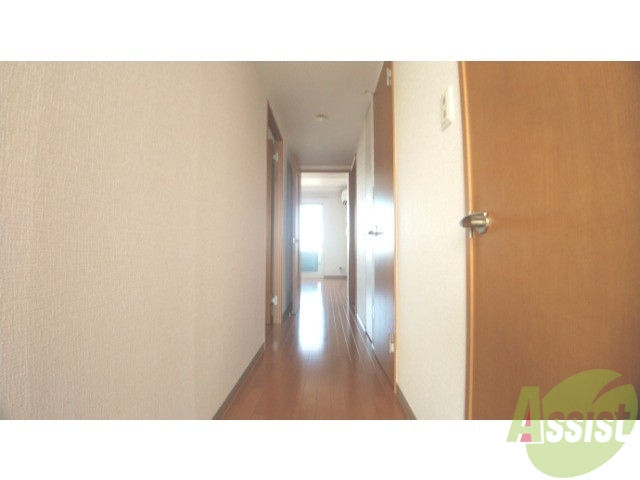 玄関　玄関から撮影しました。長い廊下はとてもきれいです。