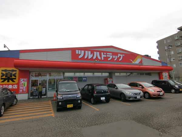 ドラックストア　ツルハドラッグ北26条店（ドラッグストア）まで855m
