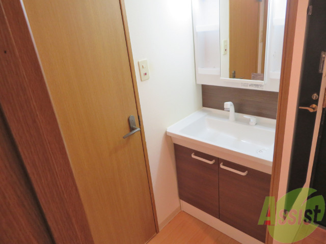 洗面設備　洗面台はこちら木目調がオシャレですねー。