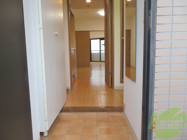 玄関　玄関はこちら脱ぎ履きがしやすそうですねー。