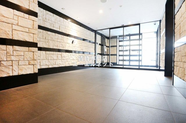 エントランス　毎日通る場所だからこそ、洗練された空間に