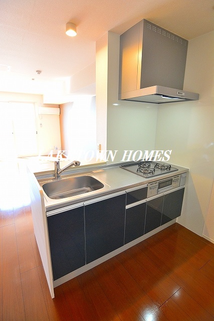 キッチン　３口グリル付の対面式システムキッチンです。