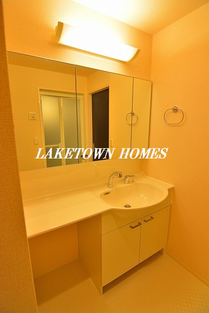 洗面設備　三面鏡の洗髪洗面化粧台です。