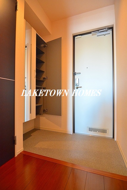 玄関　玄関ホールと玄関収納です。