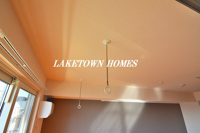 その他設備　リビングにあると便利な室内物干し機能付です。