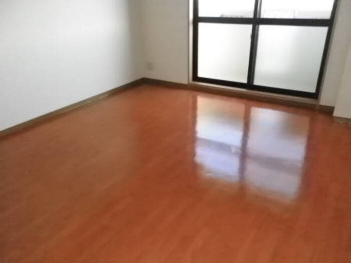 居室・リビング　エアコン付きで快適に過ごせます♪