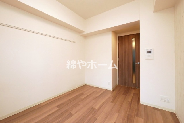 居室・リビング　落ち着いた色調の洋室です