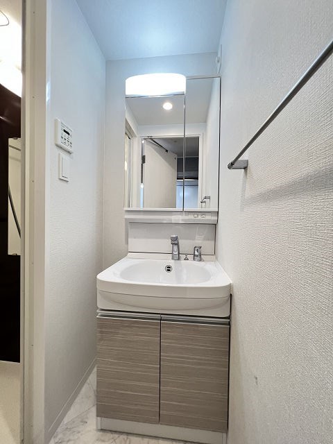 洗面設備　ゆったりとスペースのある洗面所