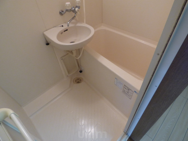 バス・シャワールーム　※同タイプの他のお部屋です