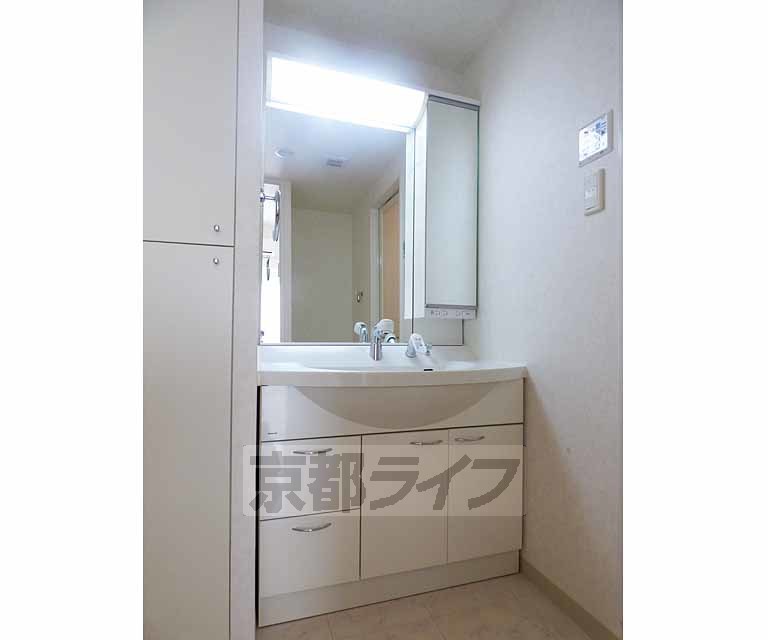 洗面設備　綺麗な洗面台です。