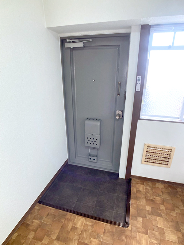 玄関　異なる場合は現況を優先します。