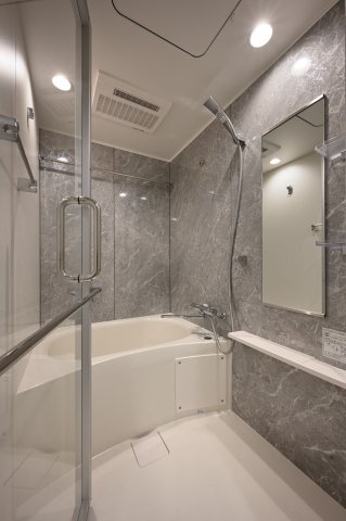 バス・シャワールーム　同タイプの別部屋の写真です。