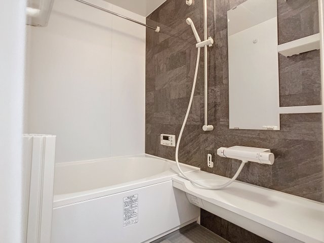 バス・シャワールーム　掲載写真は同型モデルを掲載しており実際のお部屋と仕様等が異な