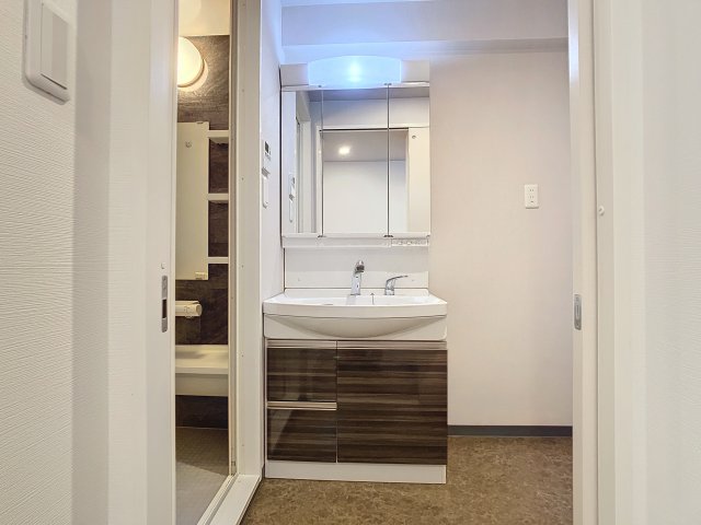 洗面設備　掲載写真は同型モデルを掲載しており実際のお部屋と仕様等が異な