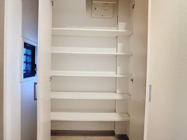 収納　掲載写真は同型モデルを掲載しており実際のお部屋と仕様等が異な