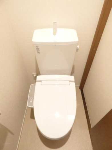 トイレ　嬉しい温水洗浄便座！