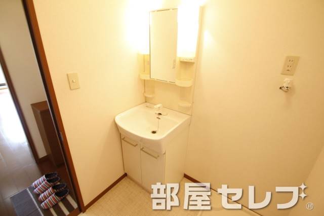 洗面設備　独立洗面化粧台。