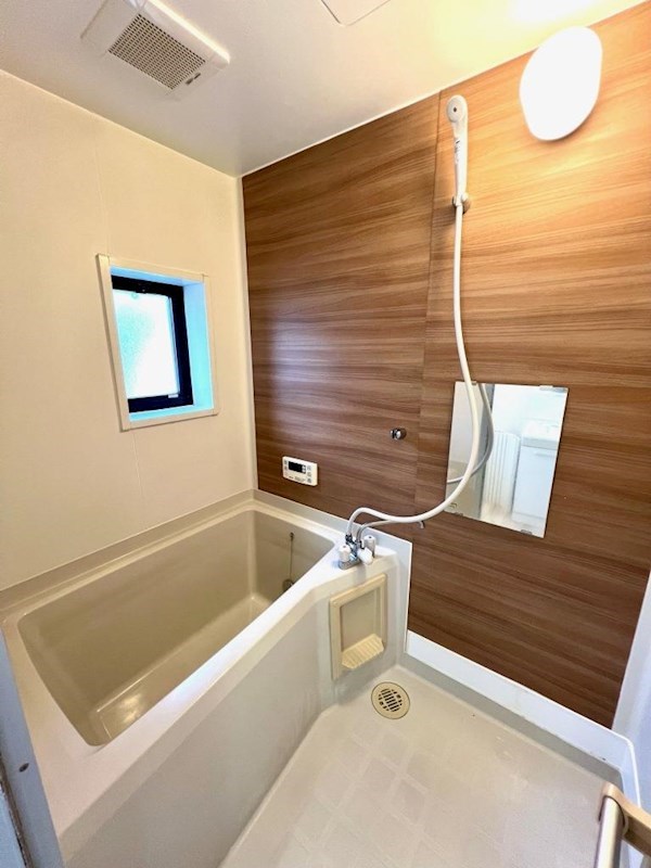 バス・シャワールーム　換気も出来る窓付バス
