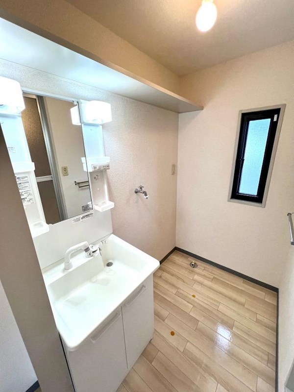 洗面設備　換気も出来る窓付の洗面所