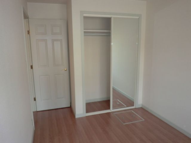 収納　収納の扉は前面鏡張りですね。