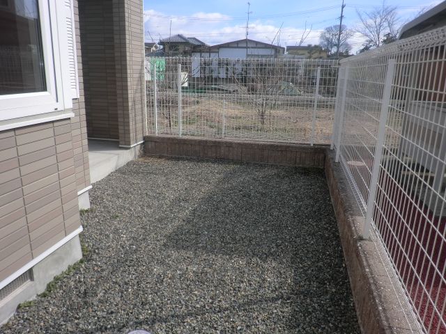 バルコニー　庭も広くガーデニングも楽しめますね。