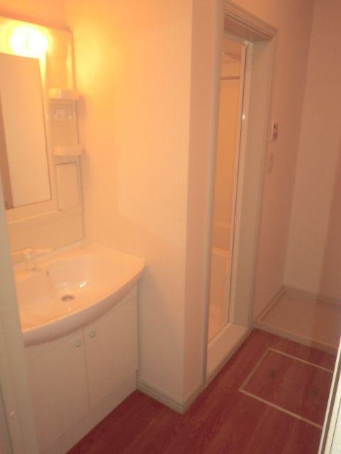 洗面設備　女性にうれしい、洗髪化粧洗面台付。