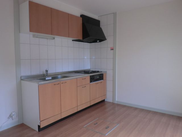 キッチン　システムキッチンで料理を楽しんでください。