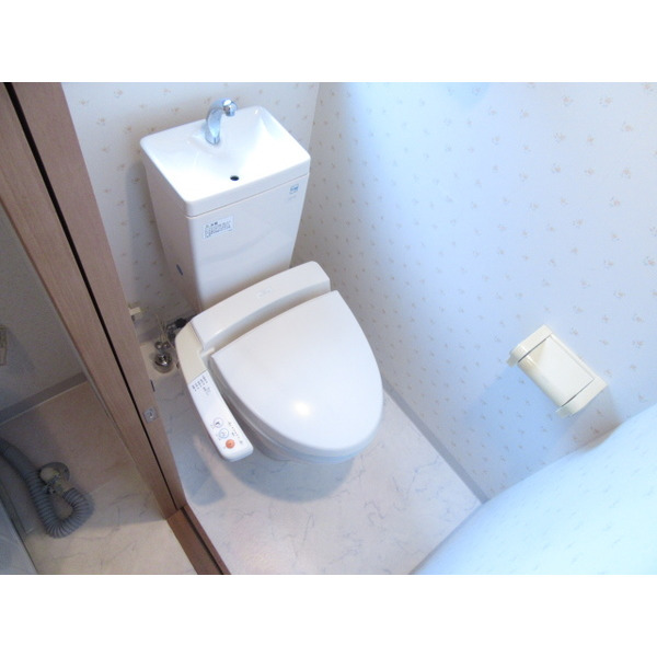 トイレ　温水洗浄便座です