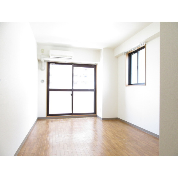 居室・リビング　日当たりの良い洋室