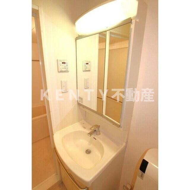 洗面設備　ゆったりとスペースのある洗面所