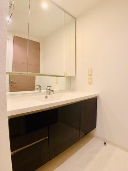 洗面設備　スペースが確保できる洗面所です